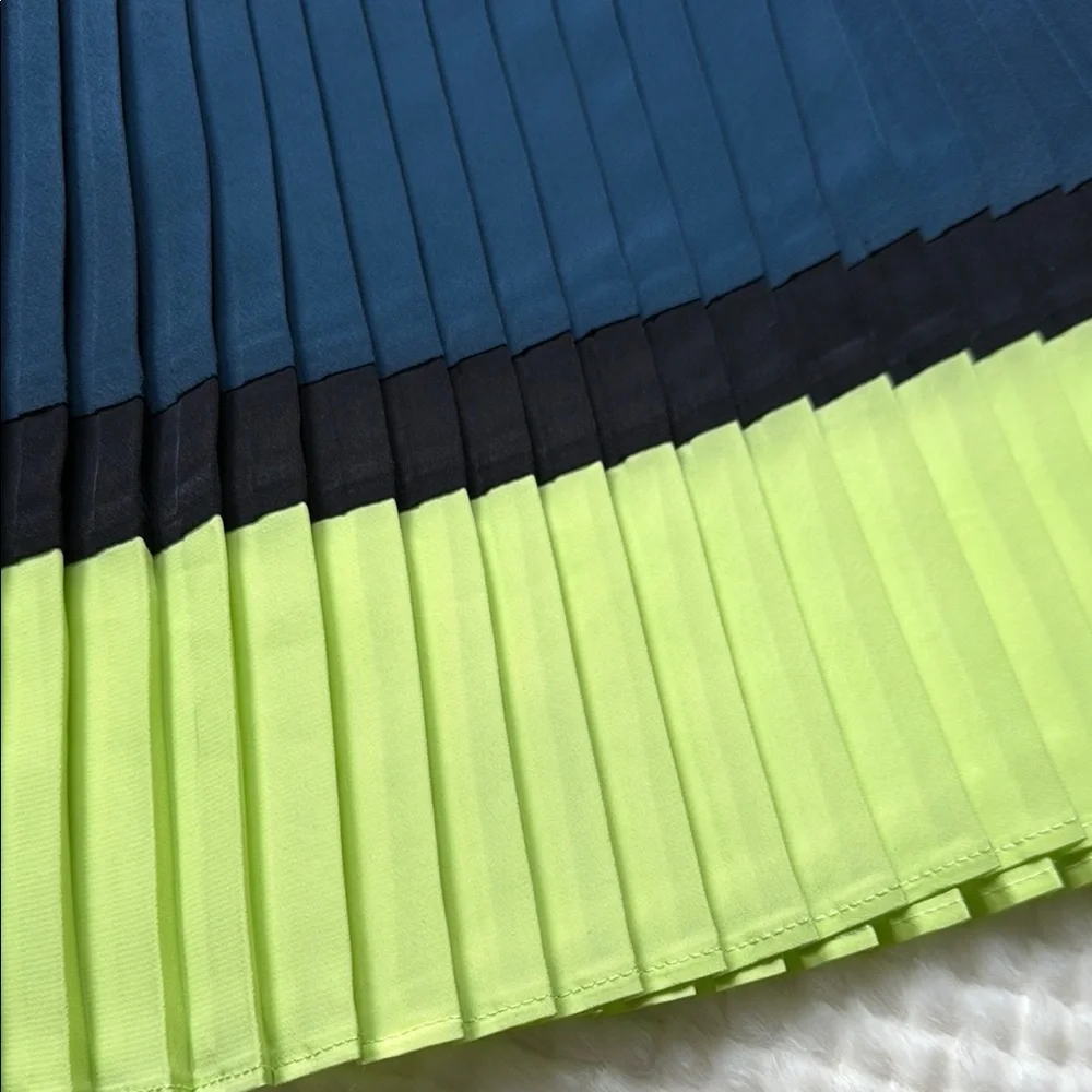 💚 Elegant Blue & Green Pleated Skirt + black Top set. - Picture 2 of 5